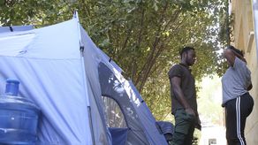 El gobierno de Chipre dice que Turquía envía sistemáticamente a personas que buscan asilo al norte de la isla en el mar Mediterráneo para crear nuevas presiones al sur.