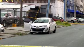 Vehículo impactado en Urbanización Los Ángeles.