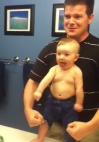 De tal palo, tal astilla, bebé luce sus músculos como su padre