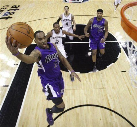 Bucks suman primer triunfo de visita; Kings sorprenden a Spurs