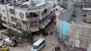 Artista Banksy inaugura su hotel frente a muro en Cisjordania
