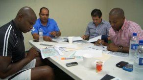 Técnico Javier Wanchope se reúne con su cuerpo técnico