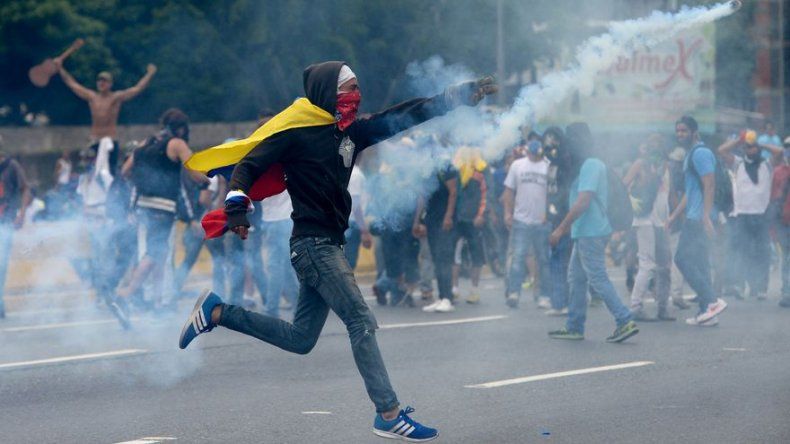 Muerte, saqueos, hambre: crónica de una batalla campal en Venezuela