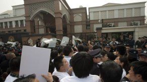 Familiares del avión desaparecido pernoctan en Embajada Malasia como protesta