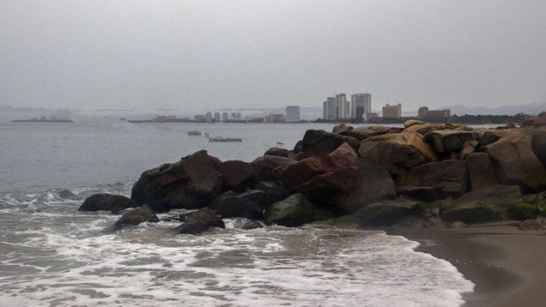 Viento y lluvia golpean la costa de México