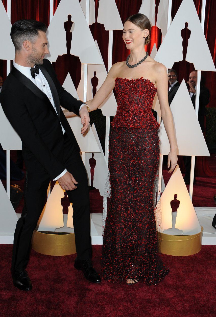 Adam Levine ayuda a su esposa Behati Prinsloo a elegir zapatillas