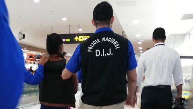 Panameña requerida por delito de privación de libertad fue extraditada desde Colombia