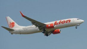 Familias de fallecidos en accidente de Lion Air exigen recuperar más cuerpos