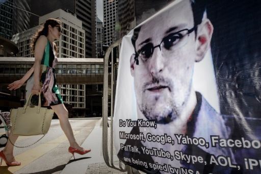Padre de Snowden recibe visado para viajar a Rusia a ver a su hijo