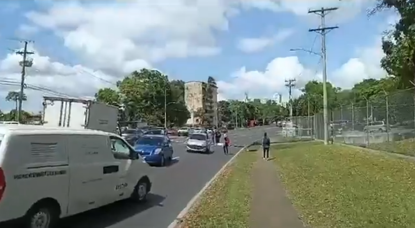 Mi Bus anuncia desvíos en la vía Transístimica debido a protesta en la Universidad de Panamá.
