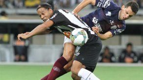 Ronaldinho descarta retiro y su futuro se define la próxima semana