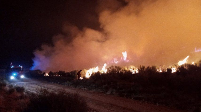 Unas 500 hectáreas habían ardido ya al mediodía del domingo por este fuego que pudo iniciarse debido a una tormenta seca