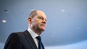 Preguntado sobre el gasoducto Nord Stream 2 que podría llevar gas desde Rusia a Alemania por debajo del Mar Báltico, evadiendo a Ucrania, Scholz se negó a dar compromiso alguno.