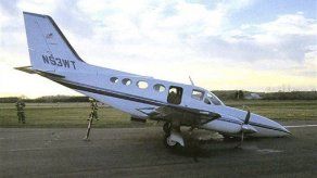 Mujer de 80 años aterriza avioneta luego que piloto fallece