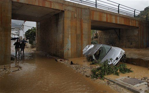 Tornado e inundaciones afectan España; 8 muertos