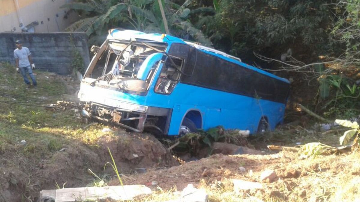 Bus de la ruta Río de JesúsPanamá se accidenta en autopista Arraiján