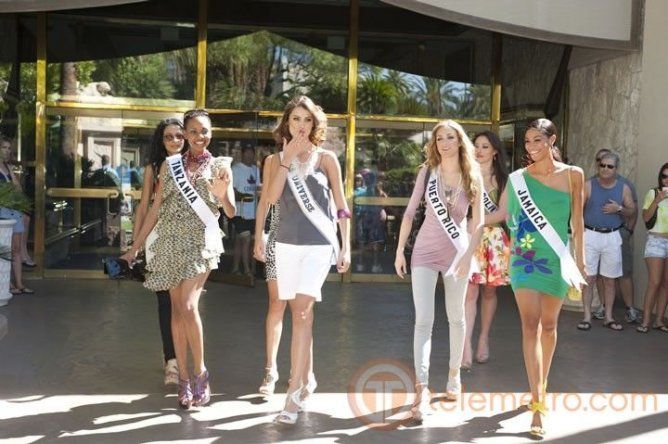 Aspirantes a Miss Universo 2010 dan su paseo