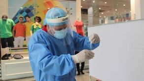 Personal de salud de Panamá realiza pruebas para detectar la COVID-19.