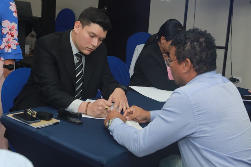 MIDES realiza la primera entrega de cheques de 2026 a exfuncionarios. MIDES realiza la primera entrega de cheques de 2026 a exfuncionarios.