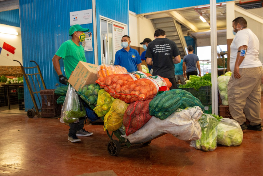 Lechugas, tomates, ajís, zanahorias, papas, brócolis y otras verduras ya escasean en Merca Panamá, debido a la poca presencia de compradores o por ser productos perecederos han tenido que ser arrojados a la basura