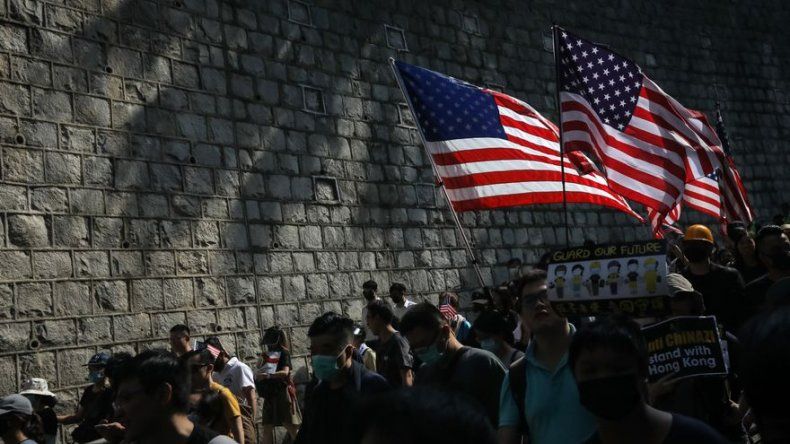 Gran manifestación en Hong Kong ante consulado de EEUU para presionar a China