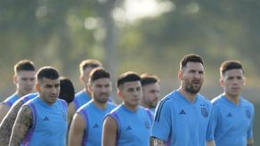 La escultura de seis metros de altura se encuentra ubicada en el barrio Msheireb de Doha, donde la CONMEBOL montó un complejo para que los aficionados de todo el mundo “conozcan la grandeza del fútbol sudamericano”, en palabras de Domínguez.