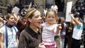 Centenares protestan frente a Congreso mexicano contra Calderón