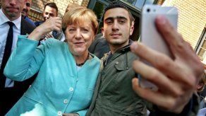 Acosado tras hacerse una foto con Merkel