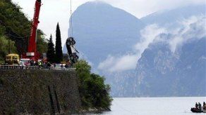 Auto de James Bond cae a un lago