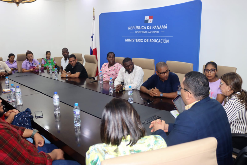 El Ministerio de Educación (MEDUCA) explica que para hacer efecto el pago hace falta que la Comisión de Presupuesto de la Asamblea Nacional, lo aprueben. El Ministerio de Educación (MEDUCA) explica que para hacer efecto el pago hace falta que la Comisión de Presupuesto de la Asamblea Nacional, lo aprueben. 