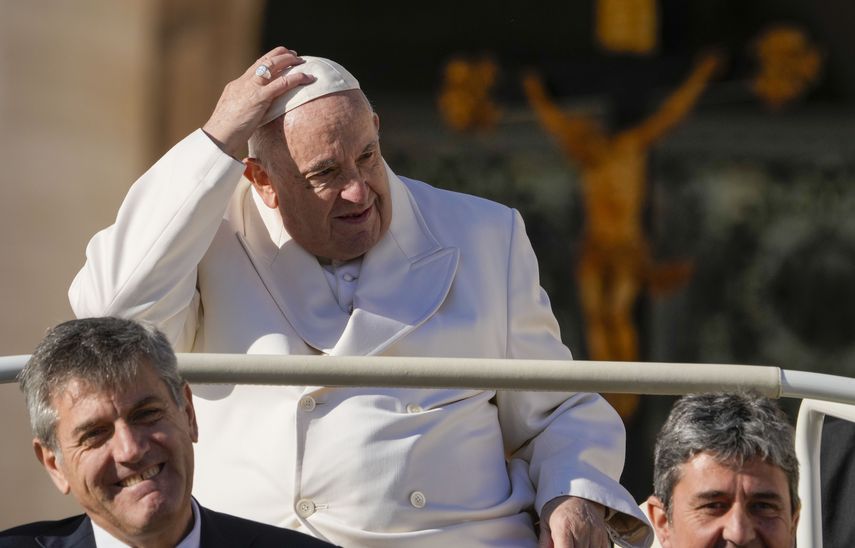 El papa Francisco de 85 años sigue usando una silla de ruedas