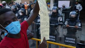 La denuncia llega en momentos en que México enfrenta una creciente presión de migrantes en su frontera sur que se quejan de la lentitud de sus trámites.