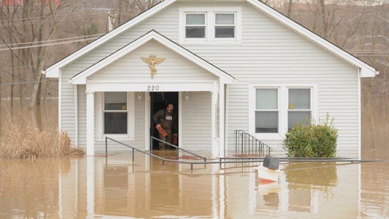 Ceden inundaciones en St. Louis; reabren carreteras