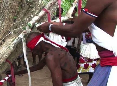 Video: Caza de brujos en Kenia