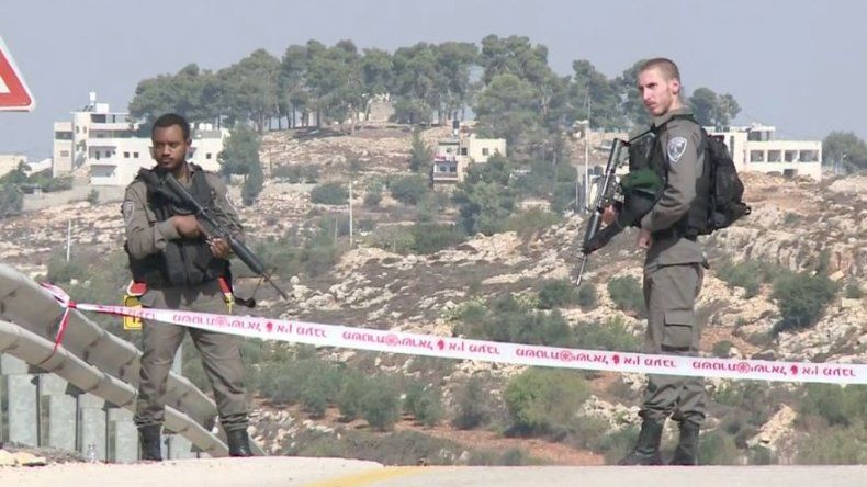 Tres israelíes mueren por disparos de un palestino cerca de una colonia
