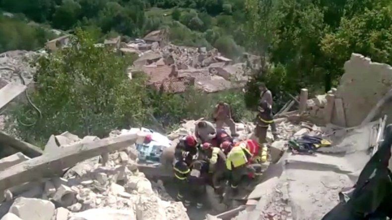 Recuperan el cadáver de una mujer y buscan a diez desaparecidos en Amatrice
