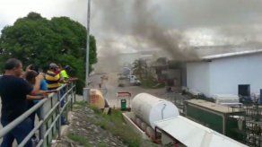 Bomberos controlan incendio en bodegas de empresa en Tocumen