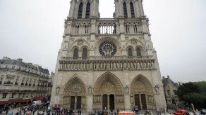 Policía atacado con un martillo frente a la Catedral Notre-Dame de París