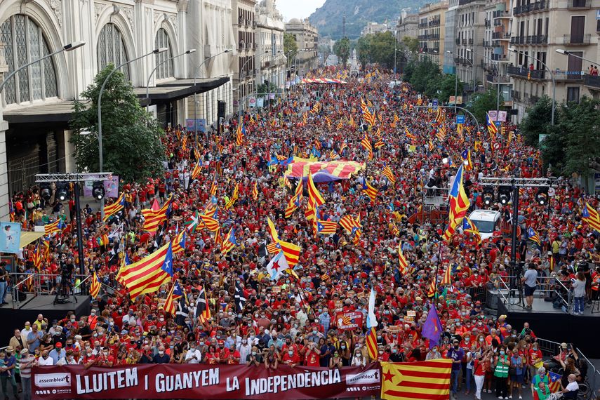 Los manifestantes portaron carteles en los que se leían eslóganes como Queremos la independencia ahora y numerosas banderas independentistas de Cataluña.