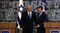 El presidente de Israel, Isaac Herzog, encarga al presidente del partido Likud, Benjamin Netanyahu, que forme un nuevo gobierno. El presidente de Israel, Isaac Herzog, encarga al presidente del partido Likud, Benjamin Netanyahu, que forme un nuevo gobierno.