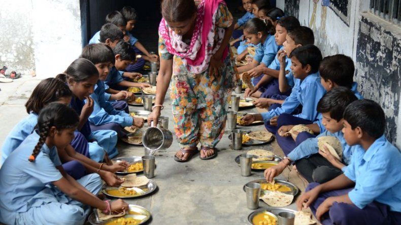 Un centenar de escolares hospitalizados en India tras comer en el colegio
