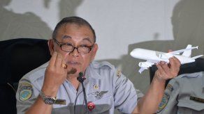 Investigadores: Copiloto manejaba avión estrellado AirAsia