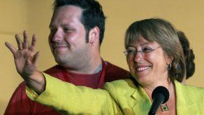 Apoyo a Bachelet cae a nivel récord en medio de escándalo por su hijo