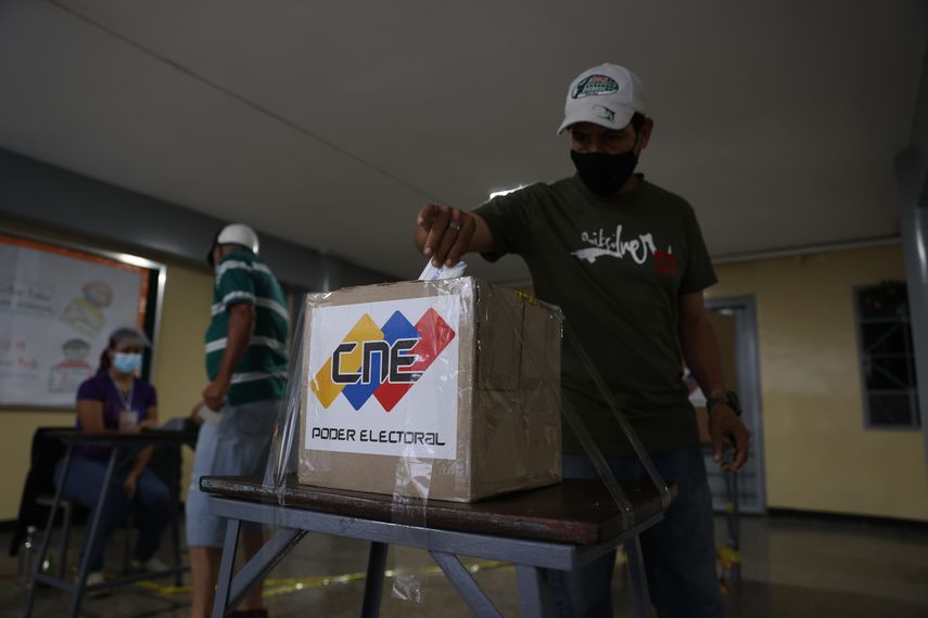 Un hombre ejerce su derecho al voto en un colegio electoral en Caracas
