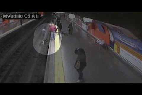 Mujer cae desmayada en rieles del metro de España, un policía la salvó