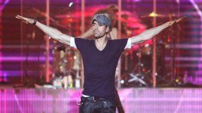 ¿Trata de limpiar su imagen Enrique Iglesias tras escándalo de su concierto en España?