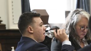 Gaige Grosskreutz subió el lunes al estrado en el juicio por homicidio contra Rittenhouse y relató cómo sacó su propia pistola para intentar detener el derramamiento de sangre.