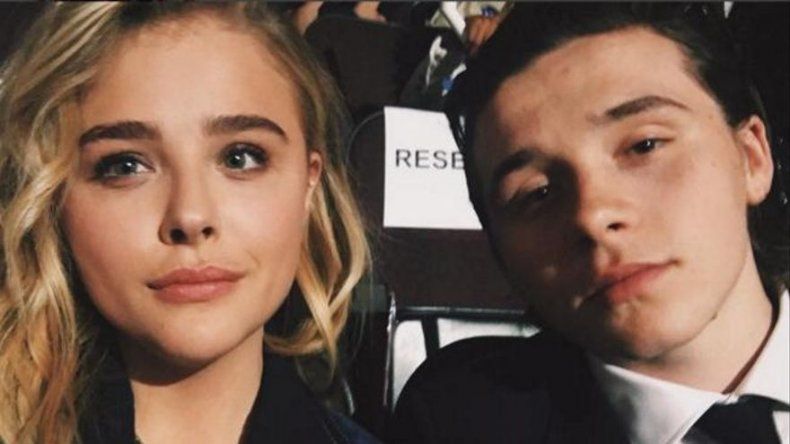 Brooklyn Beckham sorprende a Chloë Moretz en plena convención demócrata