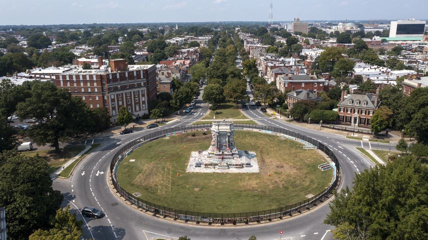 El gobernador Ralph Northam anunció la medida el domingo