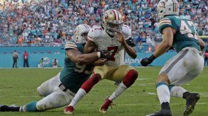 Dolphins frenan a Kaepernick al final y se imponen